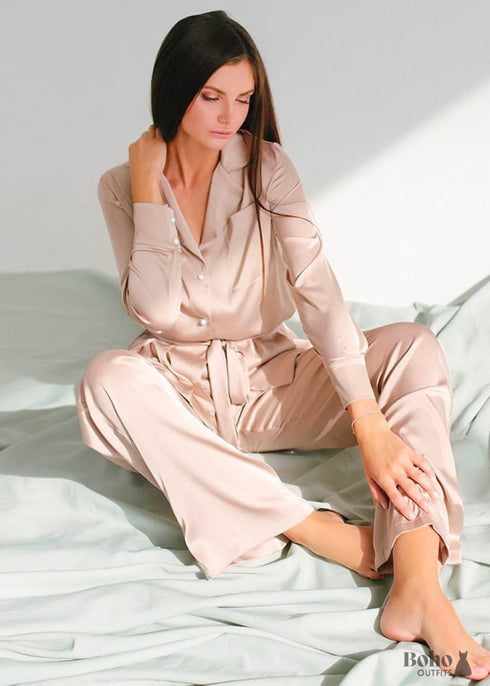 Pijama bohemio Corinne de satén en verde y beige.